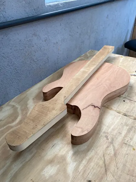 Corpo de guitarra recortado em madeira nobre