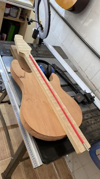 Corpo de guitarra em madeira avermelhada com marcação para encaixe do braço