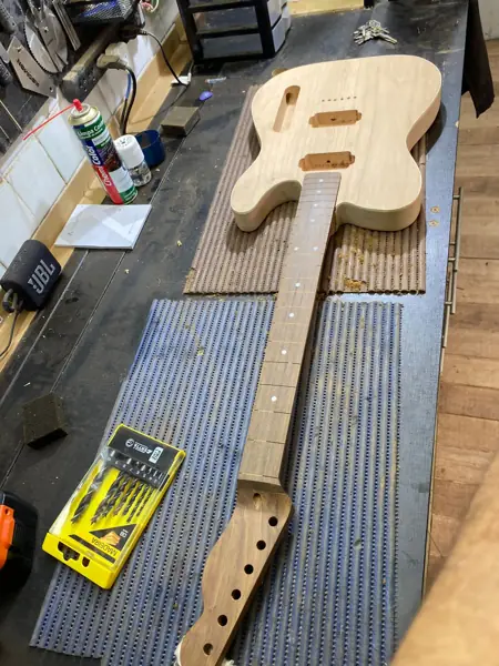 Corpo de Telecaster e braço em construção na bancada da Bella Guitar