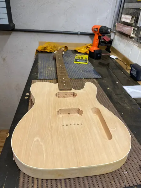 Corpo de guitarra estilo Telecaster em madeira crua, antes do acabamento