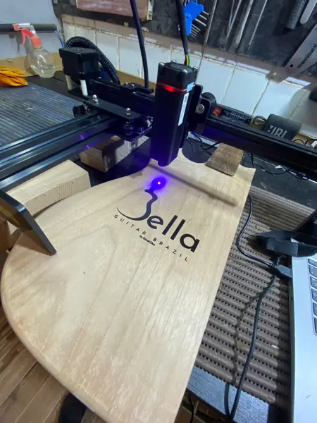 Gravação a laser em peça de madeira para guitarra