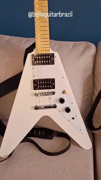 Guitarra modelo Flying V branca construída pela Bella Guitar Brazil