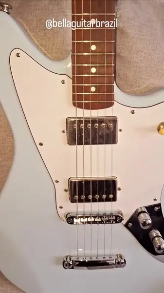 Guitarra offset branca com humbuckers construída pela Bella Guitar Brazil