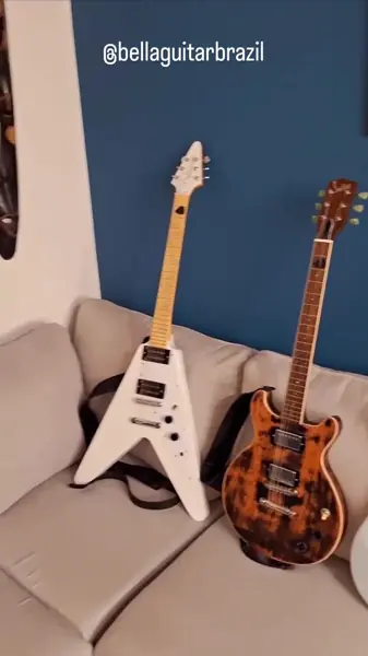 Guitarras Bella Guitar Brazil: modelo Flying V branco e double cut com acabamento relic