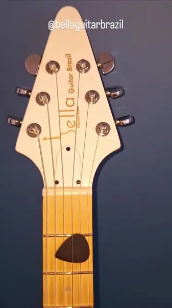 Headstock de Flying V com a logo Bella Guitar Brazil
