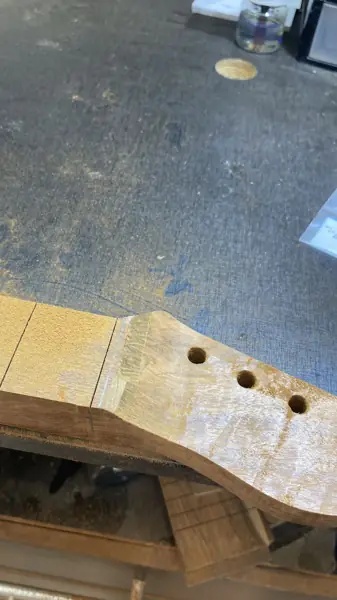 Headstock com furos para tarraxas apoiado na bancada