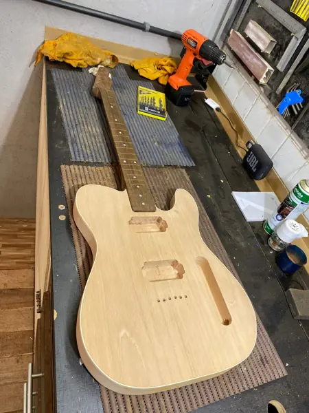 Guitarra artesanal estilo Telecaster em construção na oficina em Praia Grande