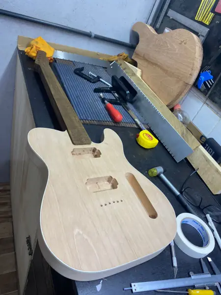 Telecaster artesanal em montagem na oficina