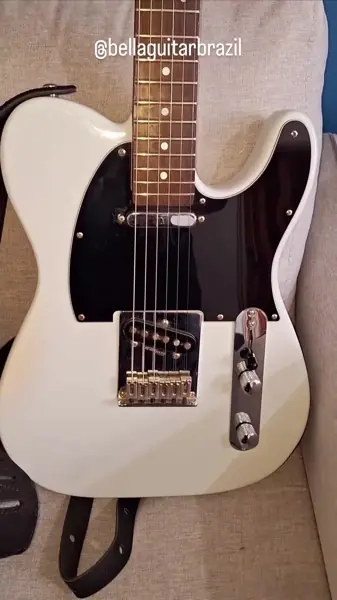 Guitarra estilo Telecaster branca com escudo preto feita pela Bella Guitar Brazil