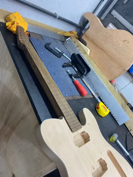 Corpo e braço de Telecaster alinhados para montagem