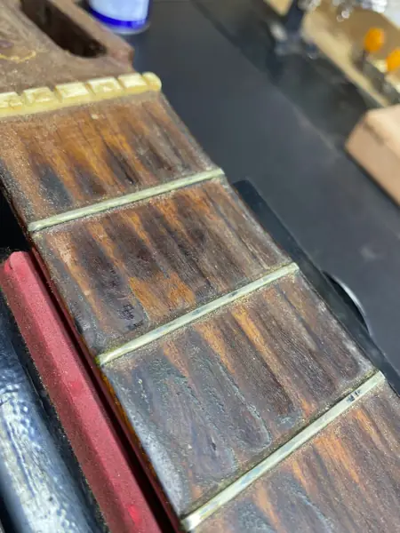 Escala de violão com trastes durante reparo