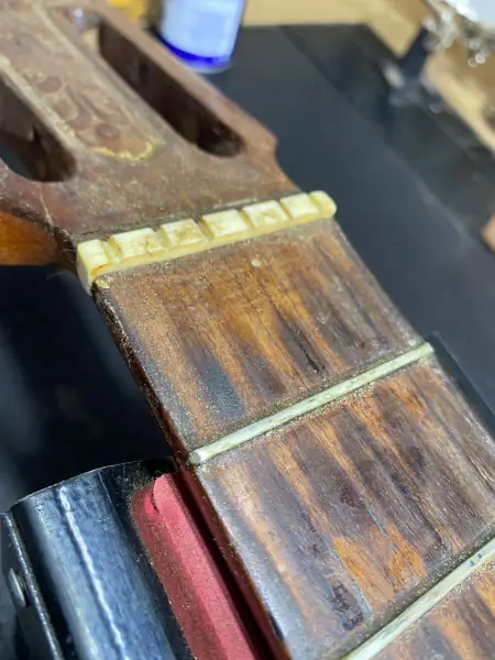 Troca de trastes em violão com escala de jacarandá