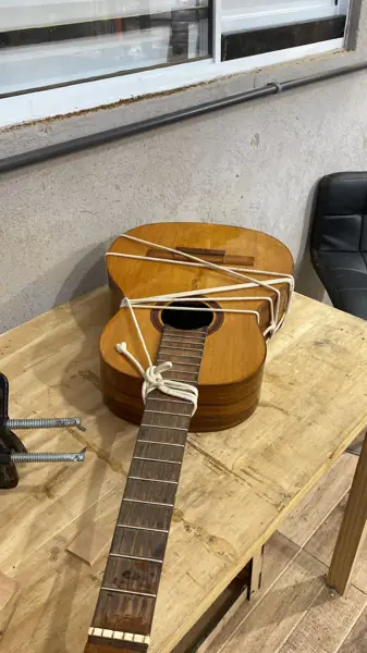 Violão em reparo na oficina de luthieria