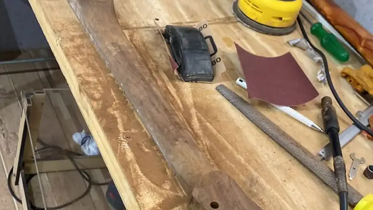 Bancada de luthier com braço de guitarra em processo de lixamento