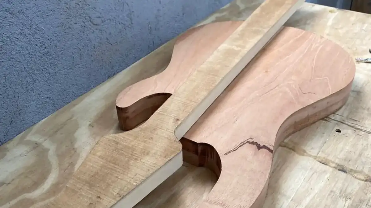 Corpo de guitarra recortado em madeira nobre