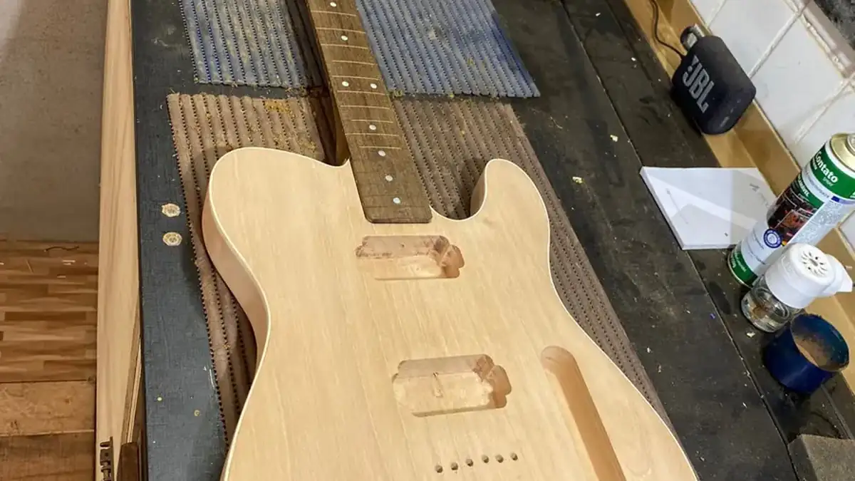 Guitarra artesanal estilo Telecaster em construção na oficina em Praia Grande