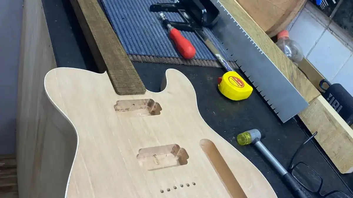 Telecaster artesanal em montagem na oficina