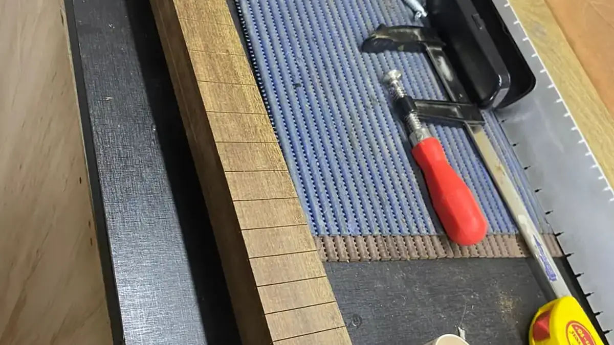 Telecaster em montagem com braço de escala escura