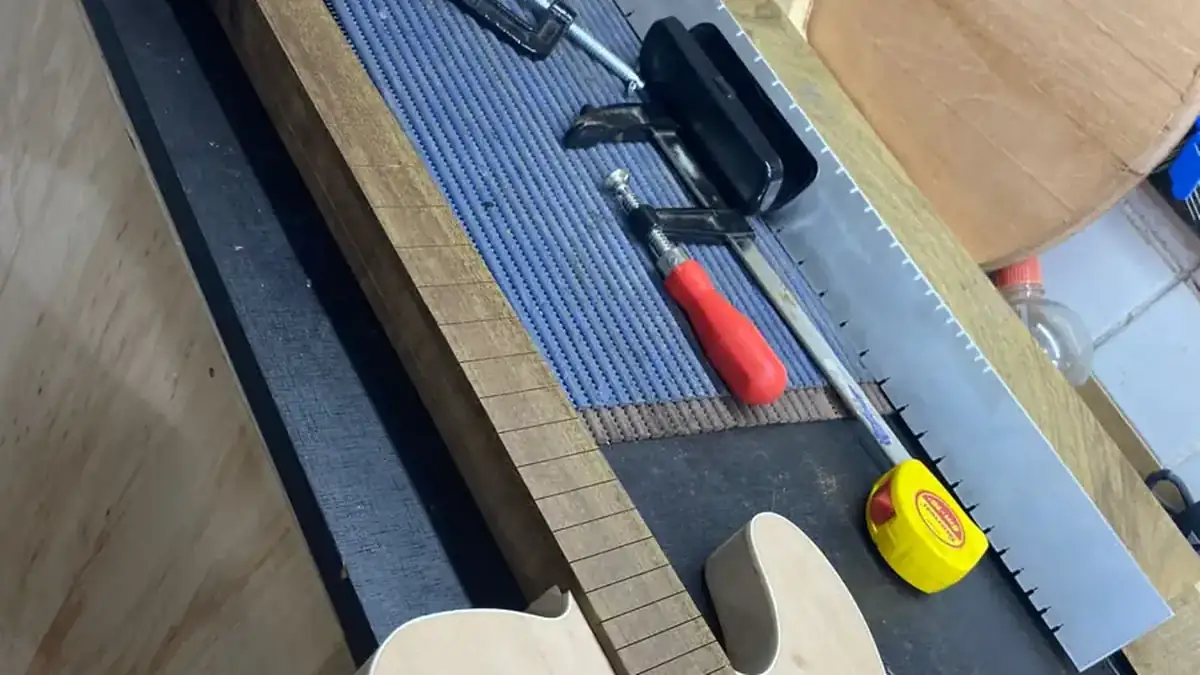 Corpo e braço de Telecaster alinhados para montagem