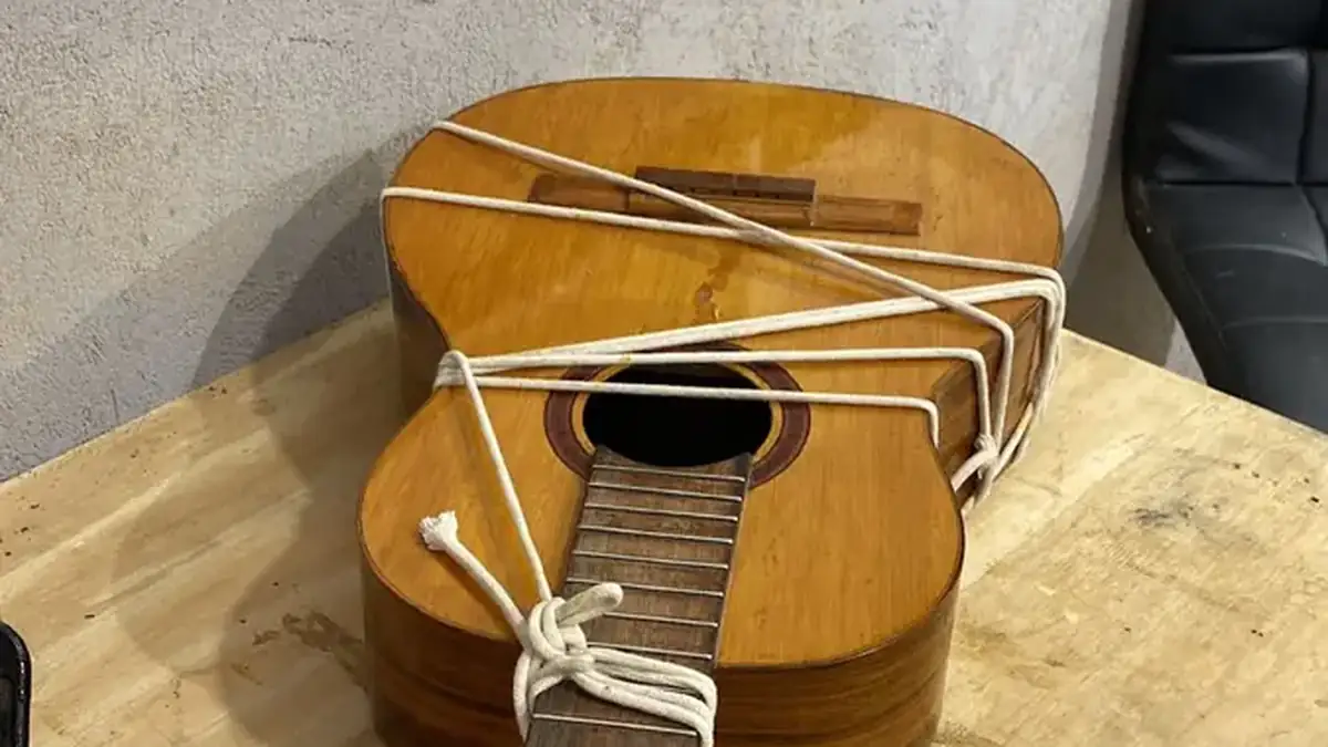 Violão em reparo na oficina de luthieria